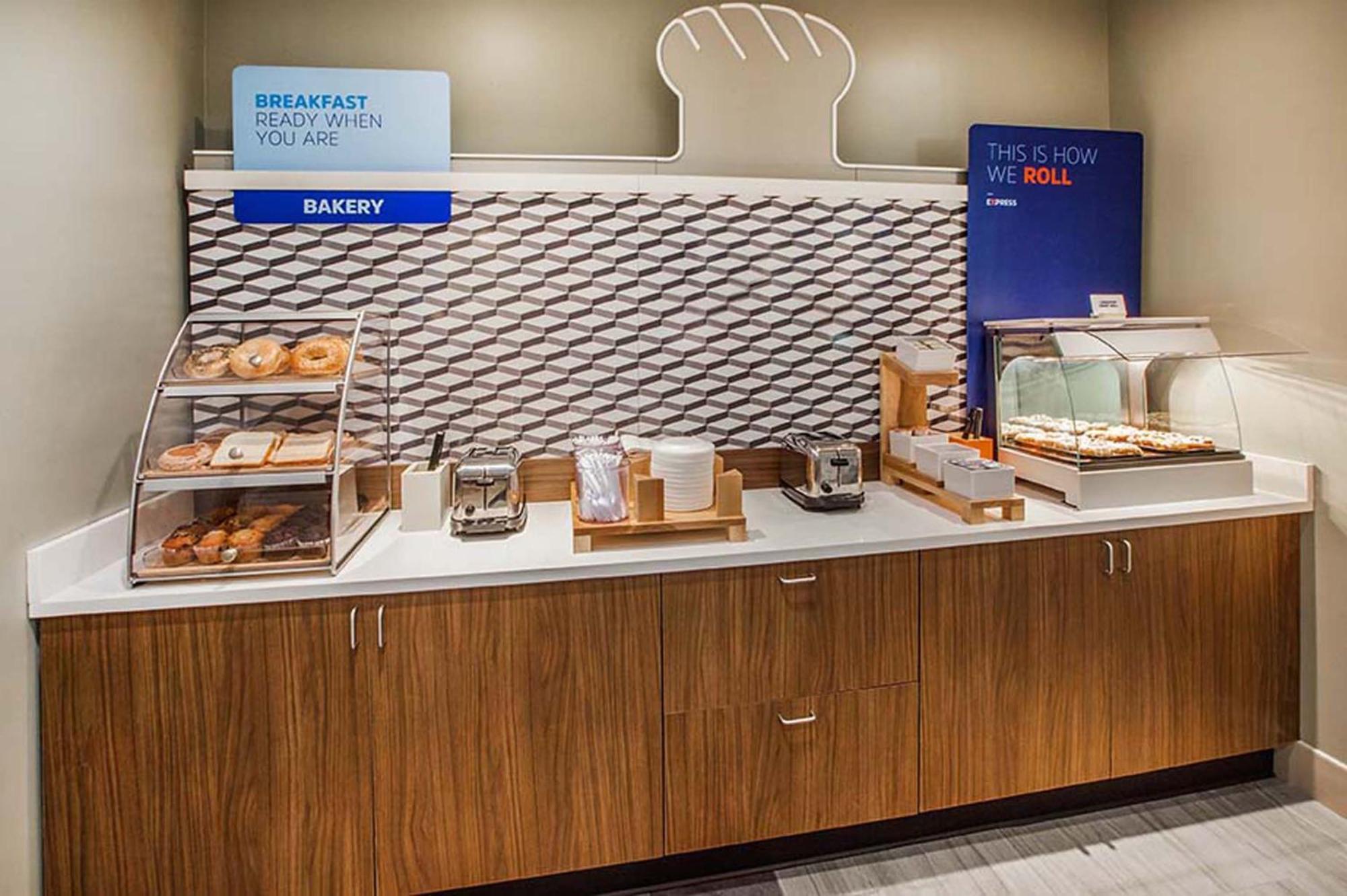 Holiday Inn Express Hotel & Suites Greensboro - Airport Area By Ihg מראה חיצוני תמונה