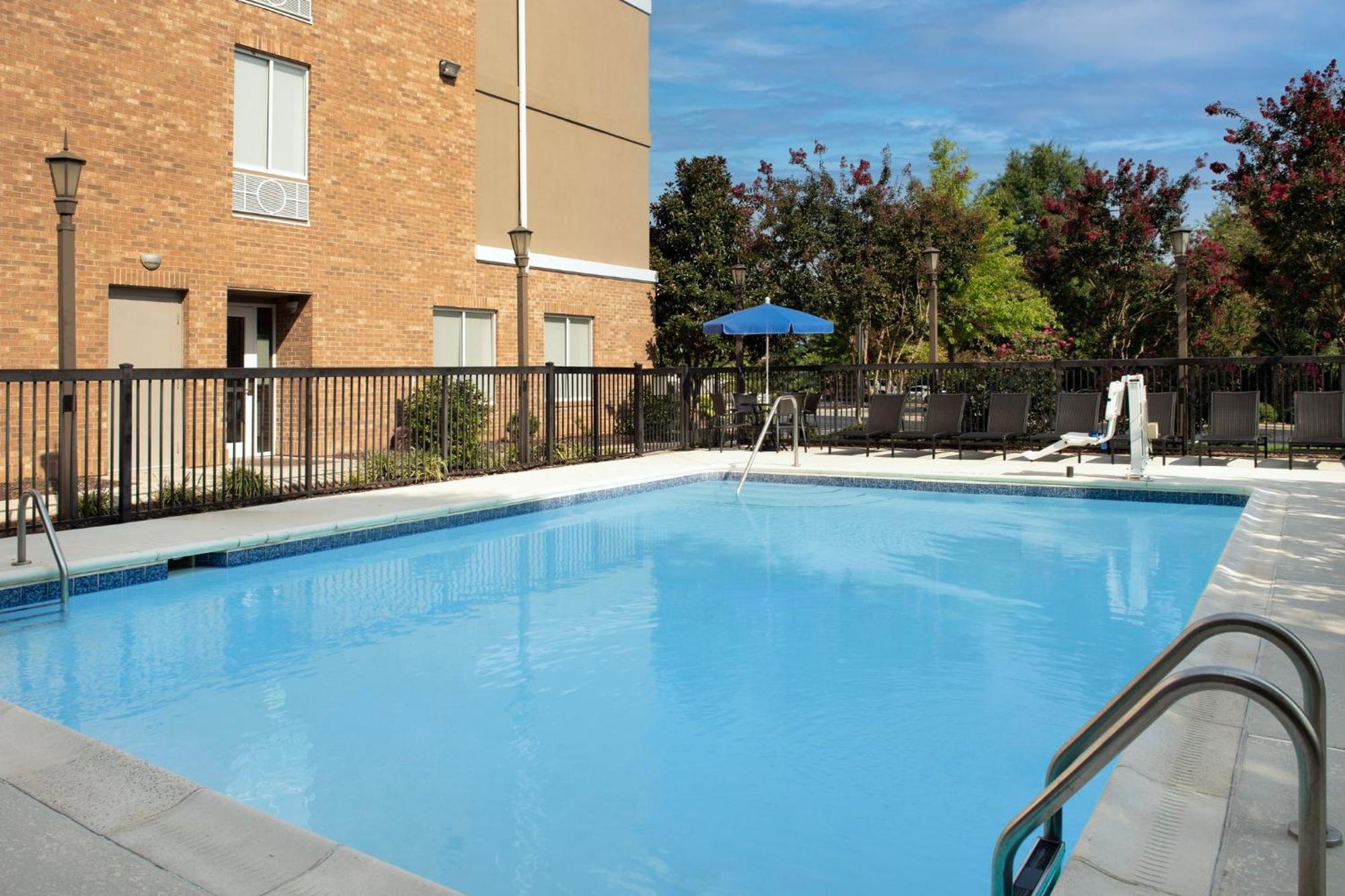 Holiday Inn Express Hotel & Suites Greensboro - Airport Area By Ihg מראה חיצוני תמונה