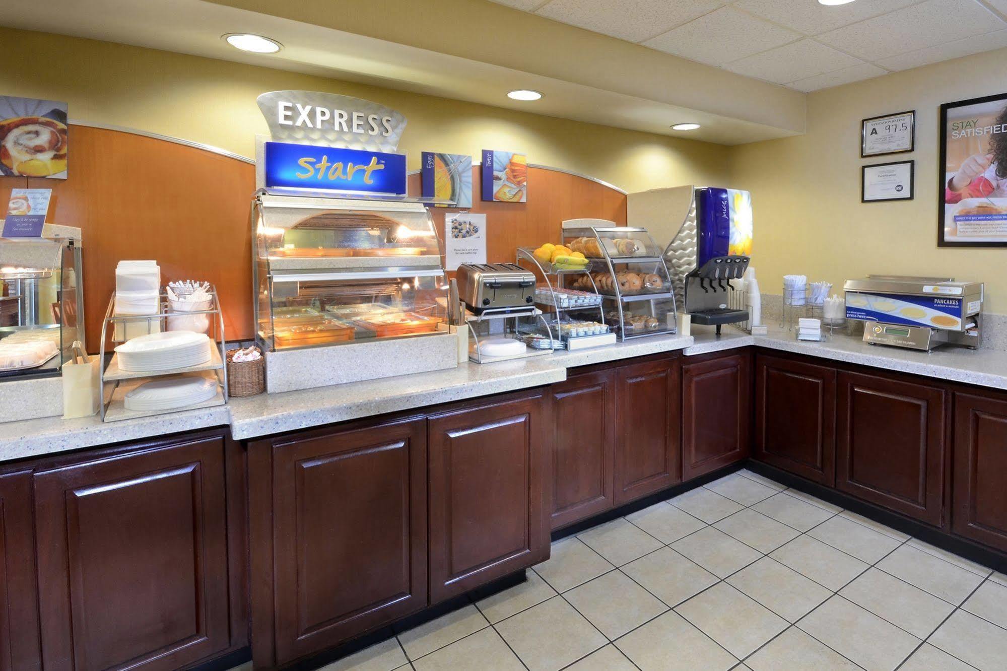 Holiday Inn Express Hotel & Suites Greensboro - Airport Area By Ihg מראה חיצוני תמונה