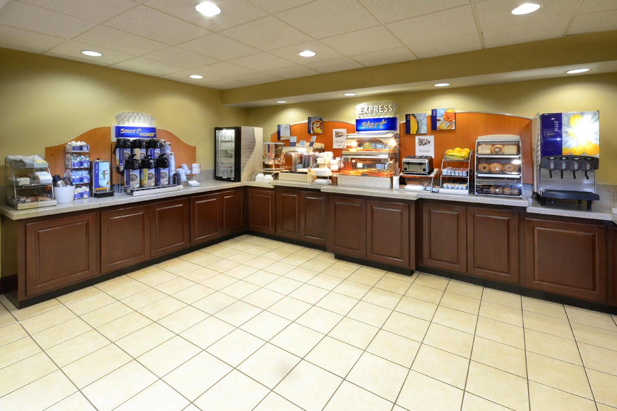 Holiday Inn Express Hotel & Suites Greensboro - Airport Area By Ihg מראה חיצוני תמונה